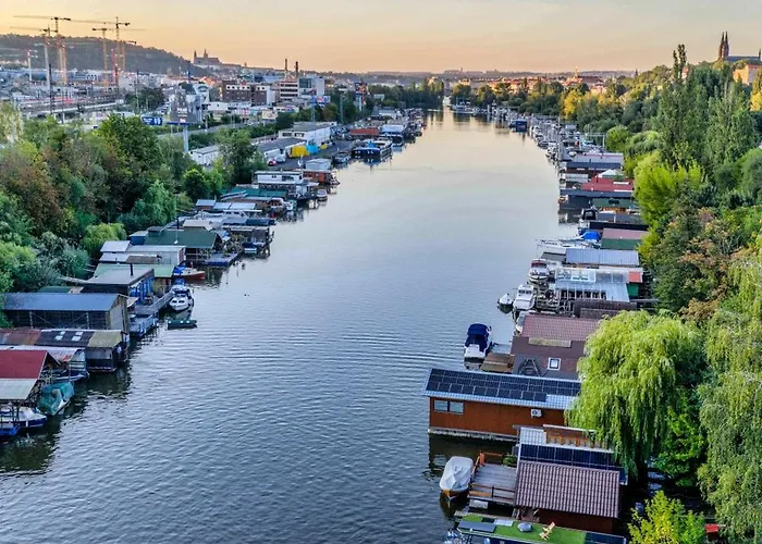 Houseboat With Paddle Boat -sail, Explore And Relax Bateau-hôtel Prague