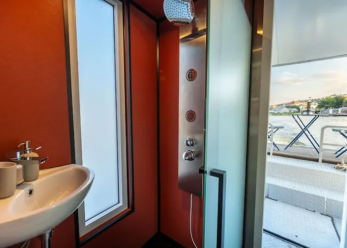 Houseboat With Paddle Boat -sail, Explore And Relax 프라하