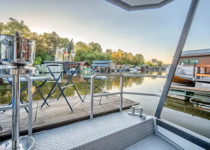 보트호텔 Houseboat With Paddle Boat -sail, Explore And Relax