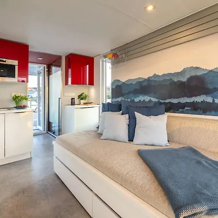 Romantic Houseboat In With Paddle Boat Botel Prague