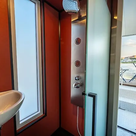 Romantic Houseboat Neptun In Prague With Paddle Boat פראג