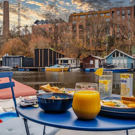 Romantic Houseboat Neptun In Prague With Paddle Boat * براغ