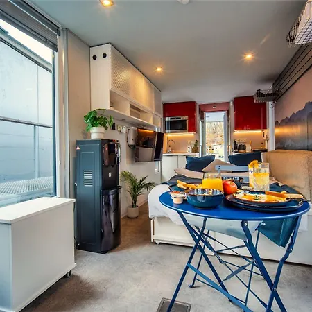 Romantic Houseboat Neptun In Prague With Paddle Boat ספינת מלון *