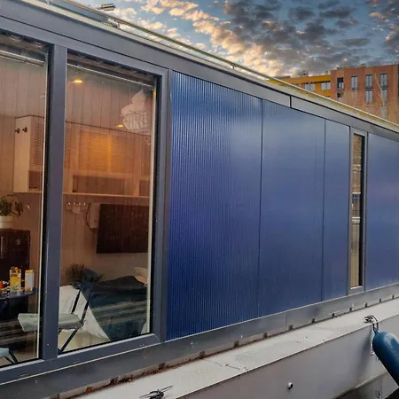 Romantic Houseboat Neptun In Prague With Paddle Boat * براغ