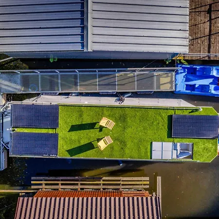 ספינת מלון Romantic Houseboat Neptun In Prague With Paddle Boat