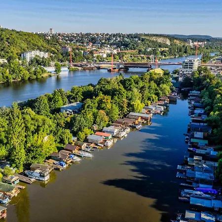 ספינת מלון Romantic Houseboat Neptun In Prague With Paddle Boat פראג