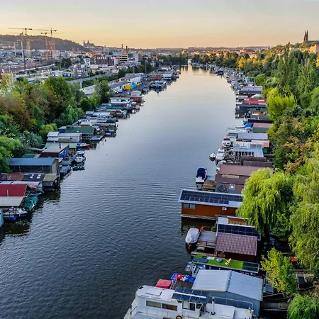 Romantic Houseboat Neptun In Prague With Paddle Boat פראג