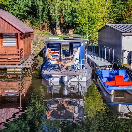 Romantic Houseboat Neptun In Prague With Paddle Boat ספינת מלון *