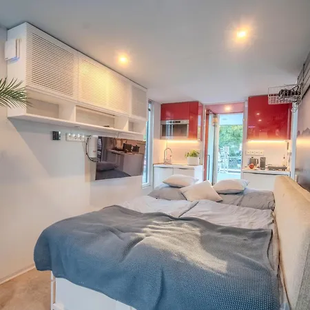 Romantic Houseboat Neptun In Prague With Paddle Boat * פראג