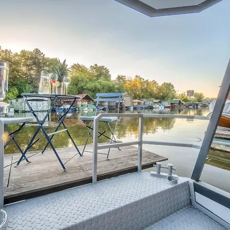 بوتيل Romantic Houseboat Neptun In Prague With Paddle Boat