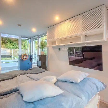 Romantic Houseboat Neptun In Prague With Paddle Boat ספינת מלון *
