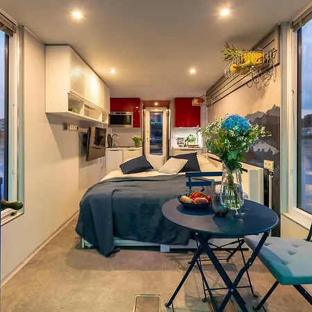 Romantic Houseboat Neptun In Prague With Paddle Boat ספינת מלון