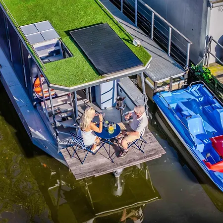 Romantic Houseboat Neptun In Prague With Paddle Boat ספינת מלון